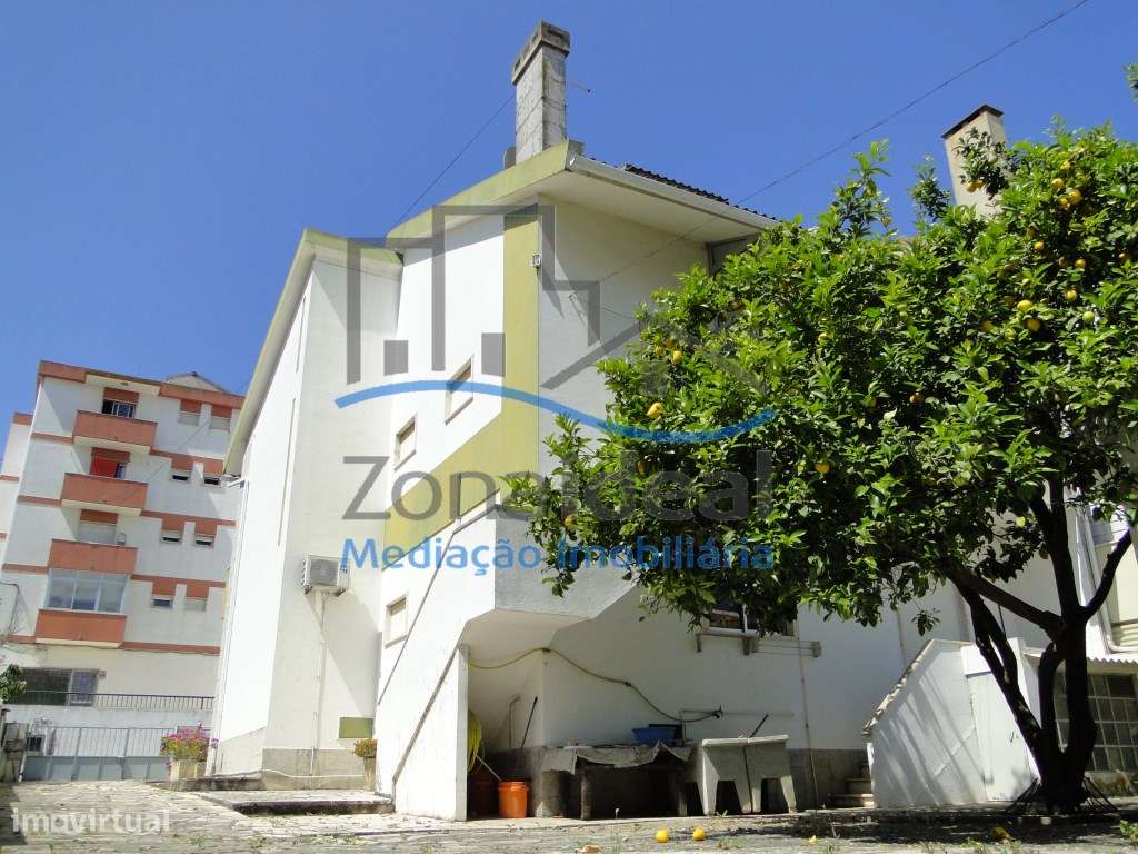 MORADIA COM 2 PISOS , OITO DIVISÕES, GARAGEM E LOGRADOURO - LOCALIZ... - Grande imagem: 3/24