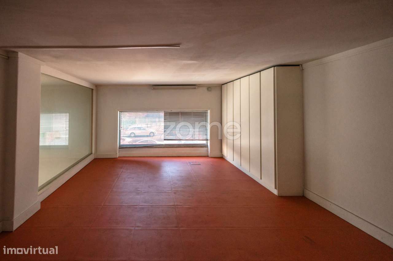 Loja com montra de 175m2 em Odivelas-14