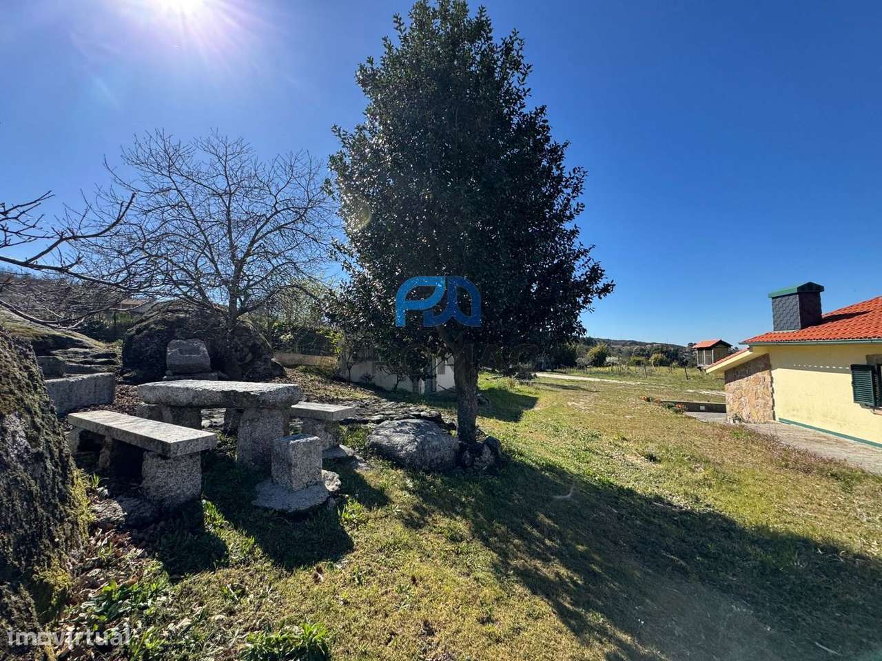 Moradia com excelente área, piscina e plena privacidade-34