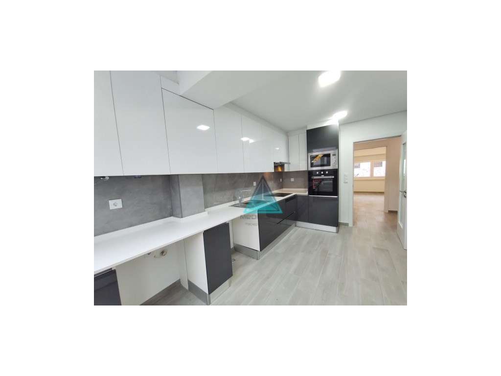 Apartamento T3 totalmente remodelado Laranjeiro - Almada-1