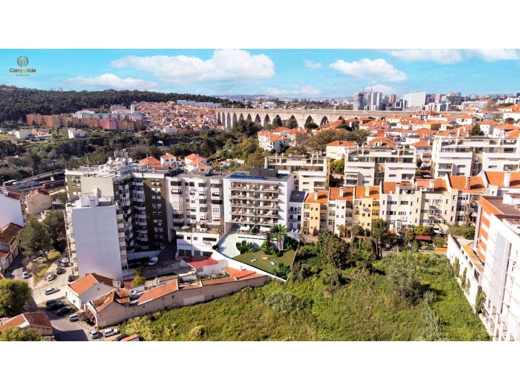 Apartamento T1 com varanda, arrecadação e garagem em Campolide-1