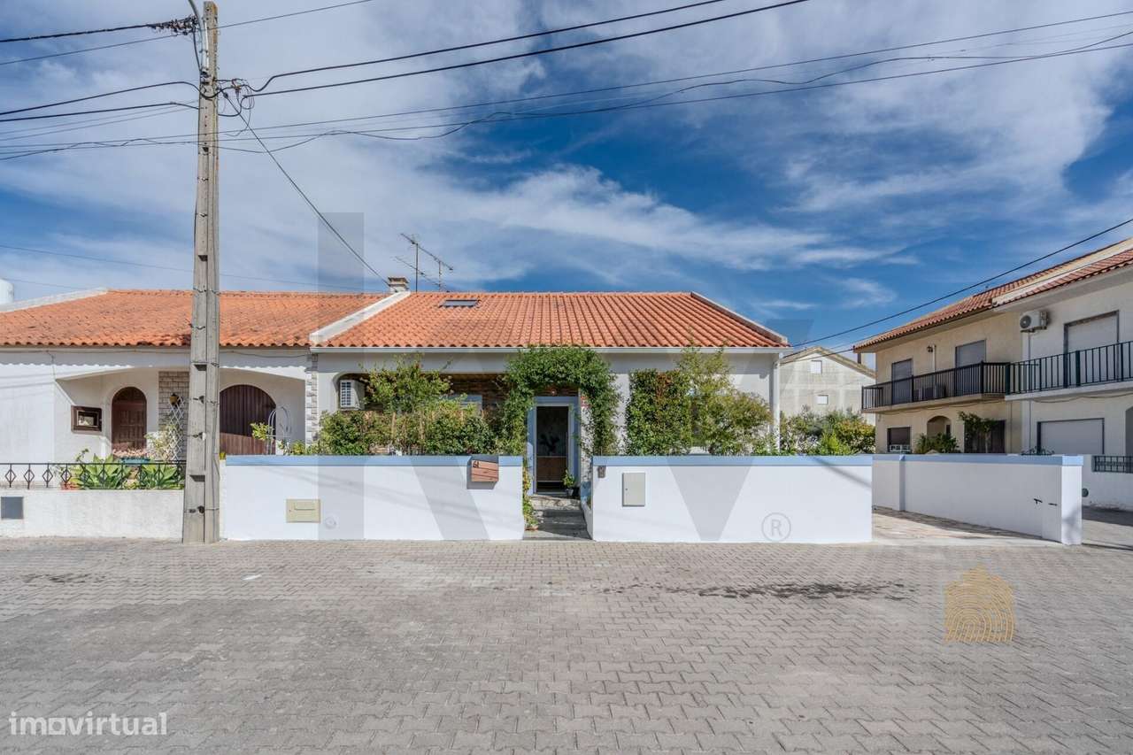 Moradia T4 remodelada com jardim, terraço e garagem | Vendas Novas-1