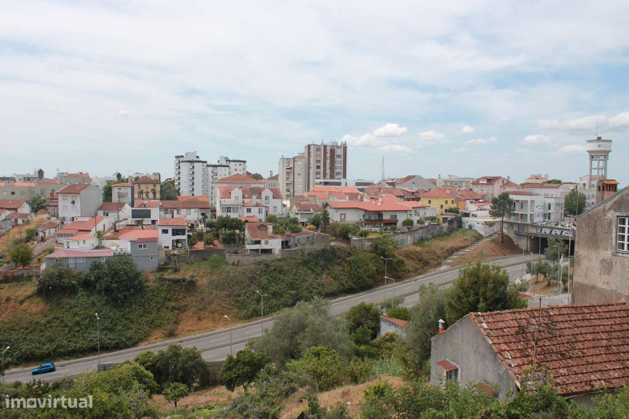 excelente moradia de traça antiga nos Olivais-21