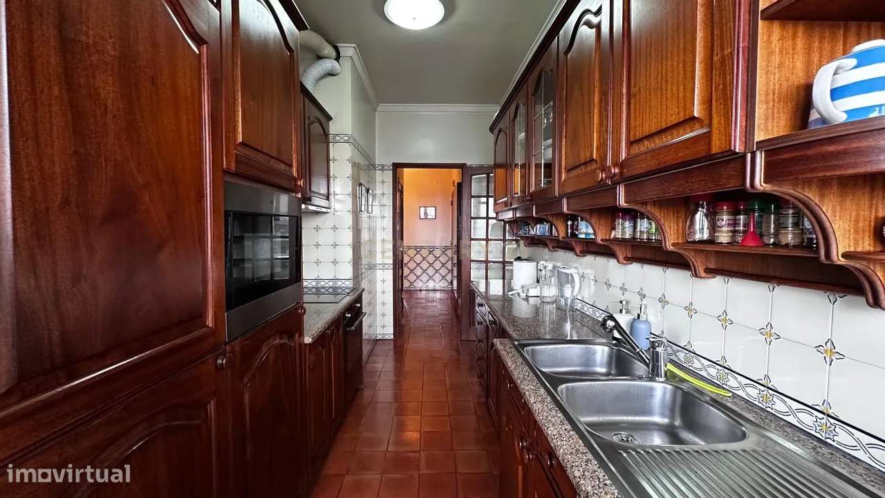 Apartamento T4 à Venda em Benfica – 9.º Andar com Vista Desafogada | E-25