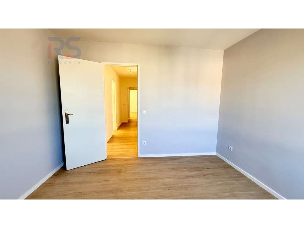 T3 renovado c/varanda e garagem (2 andar sem elevador)-16