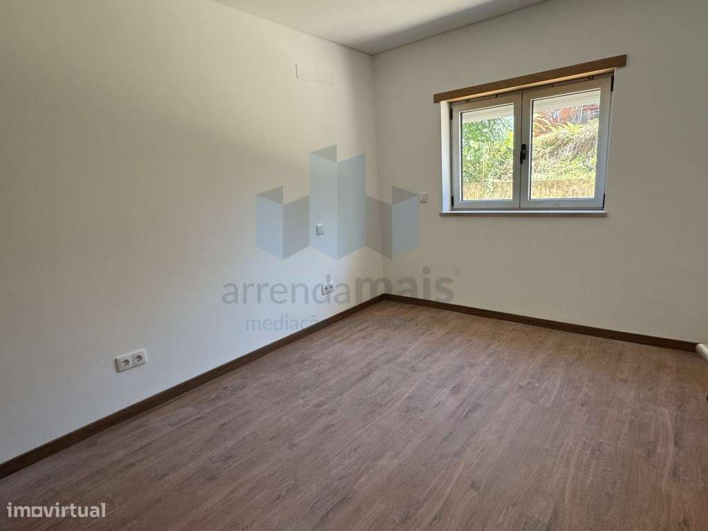 Vende-se T3 Novo Ultimo piso e com garagem fechada p 2 carros-5