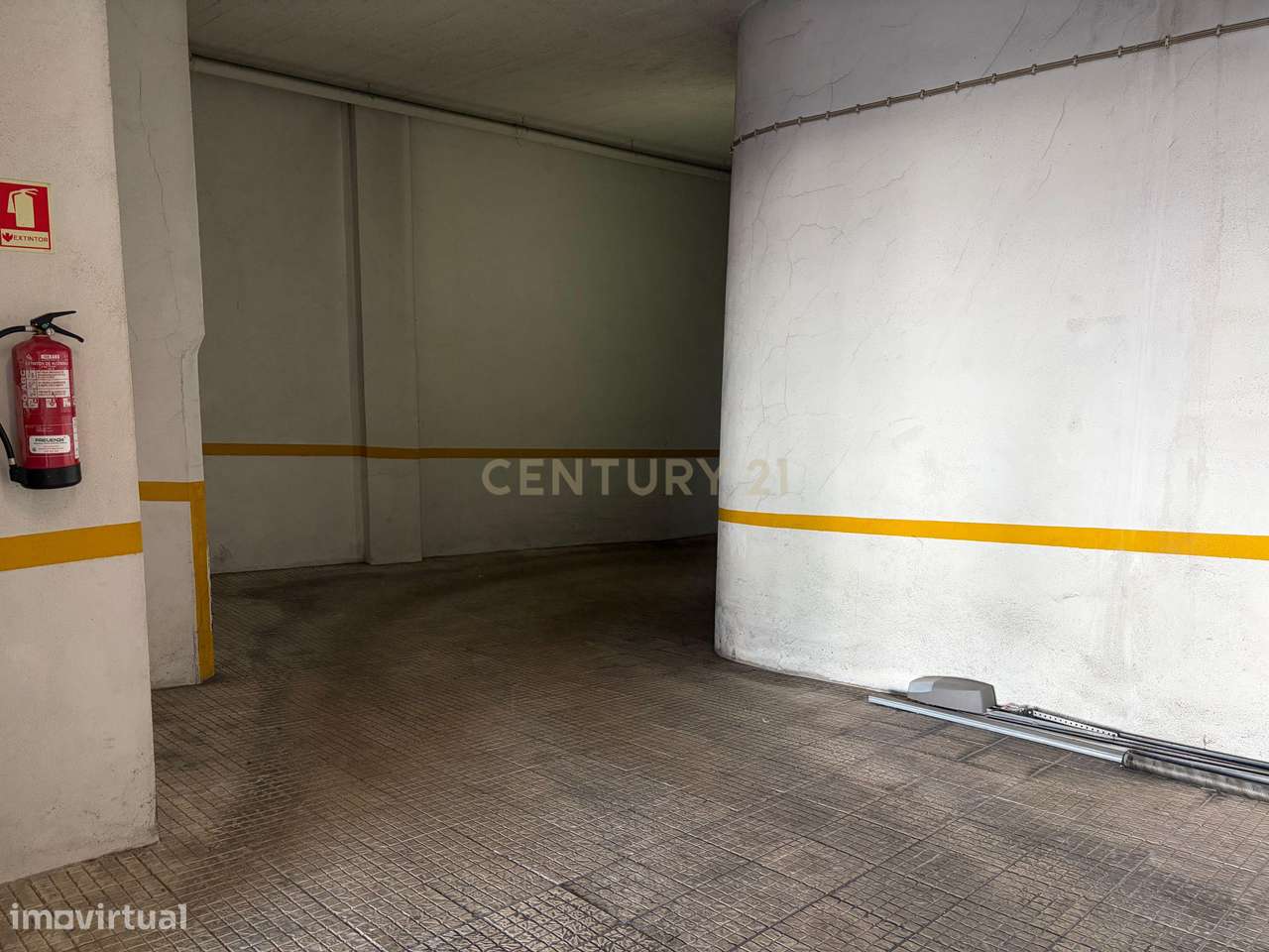 Box fechada com 21m² na Av. do Brasil, Amadora — eletricidade e potenc-5