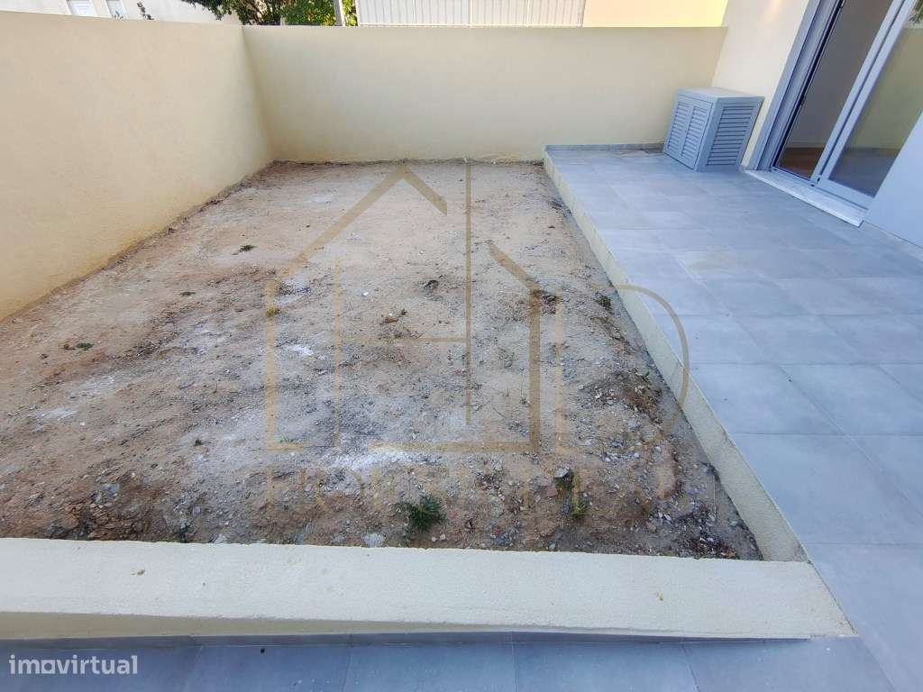 MODERNO Apartamento T1 com Logradouro. Quinta do Conde-3