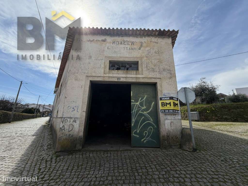 Edifício antigo no centro da aldeia de Proença-a-Velha - Grande imagem: 3/22