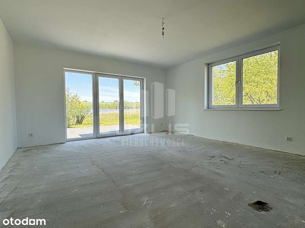 Dom nad jeziorem z linią brzegową-16