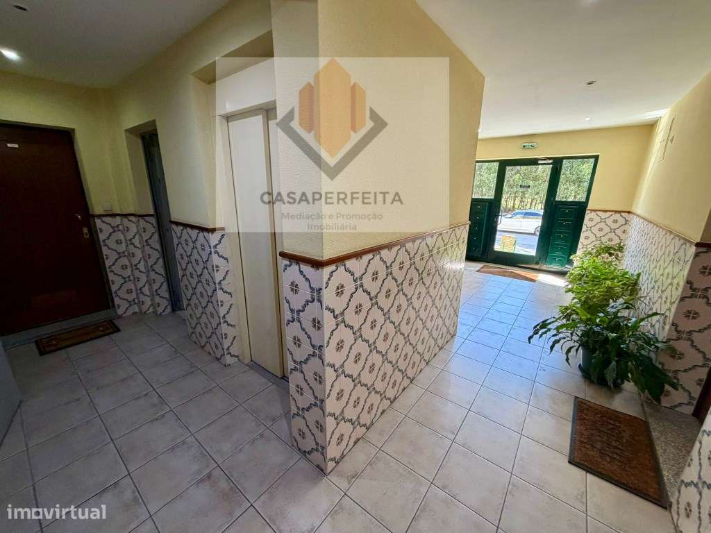 Fabuloso Apartamento T2 com Varanda e Box - Olival-17