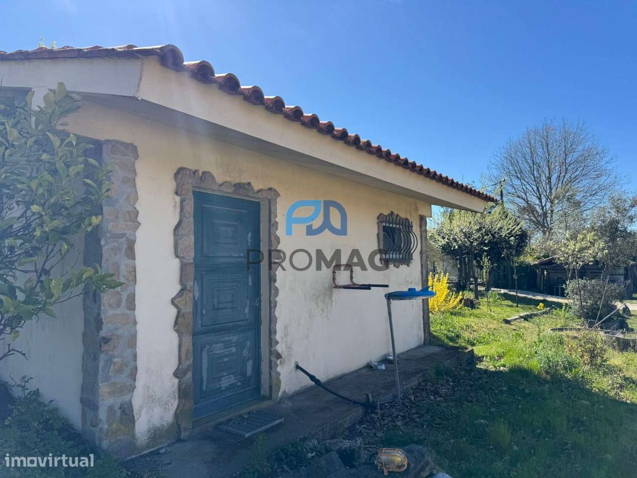 Moradia com excelente área, piscina e plena privacidade-35