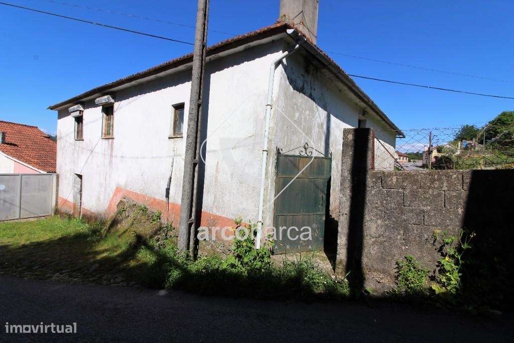 Moradia em pedra para remodelar, com terreno,  à entrada da Vila de Pa-4