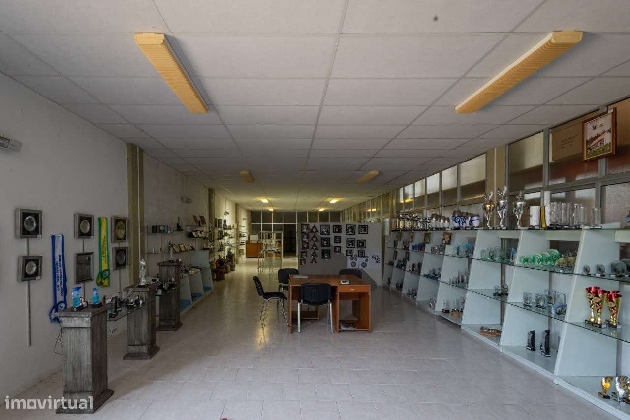 Armazéns com uma área de 5.270m2, em terreno com 14.000m2.-6