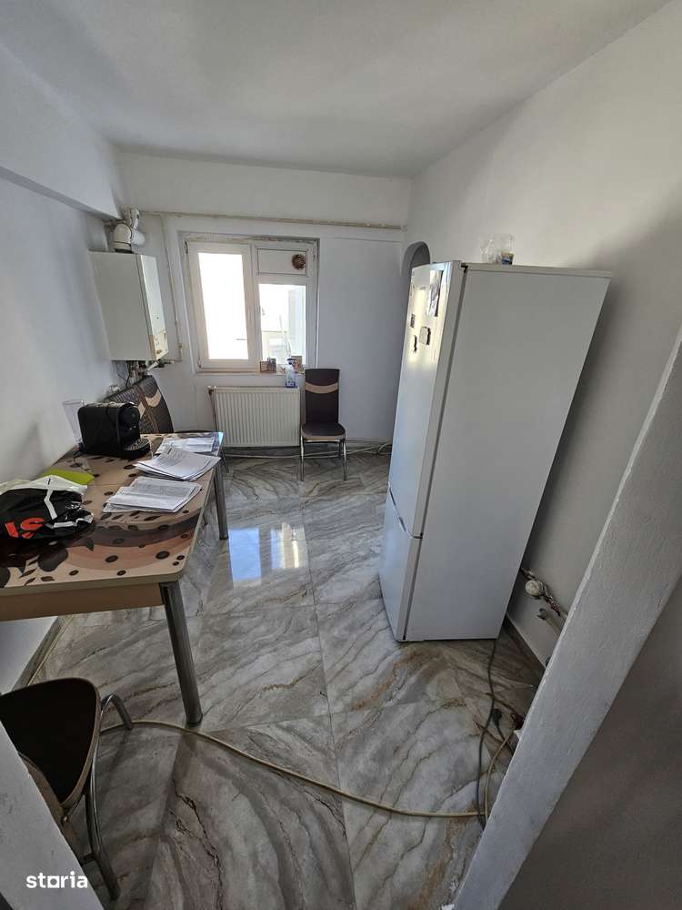 Vand ap cu 2 camere zona policlinica 2-1