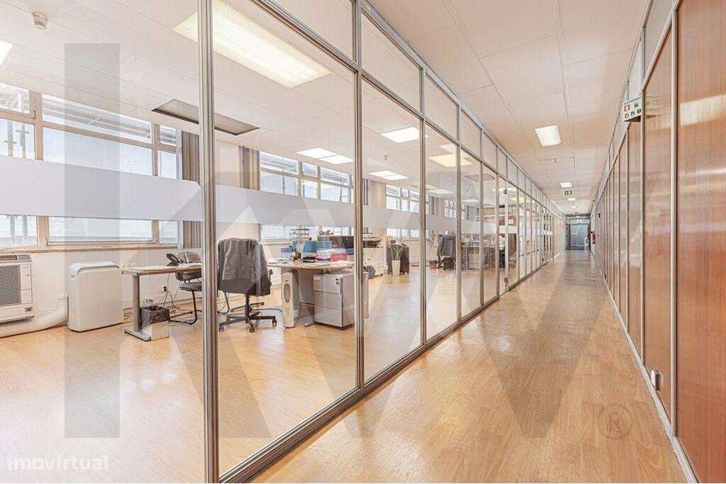 NAVE / ESCRITÓRIO DE AMPLOS E LUMINOSOS 700M2 NA AV. INFANTE D. HENRIQ - Grande imagem: 2/34