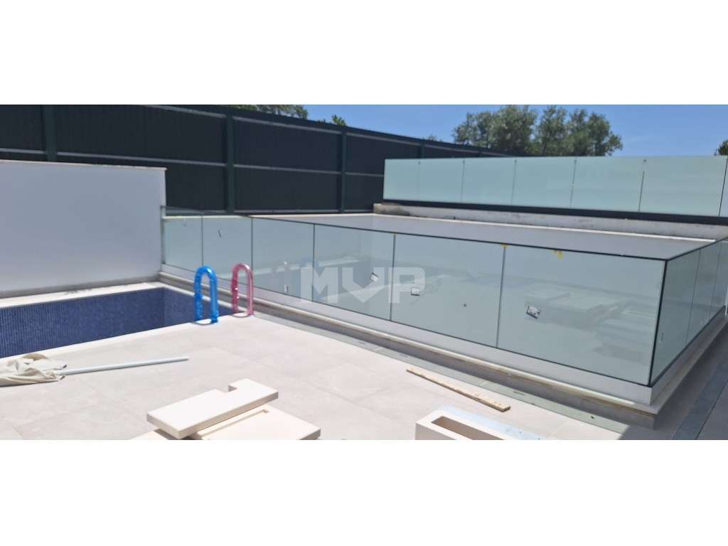 Moradias V3+1 com piscina | Gambelas - Design contemporâneo-12