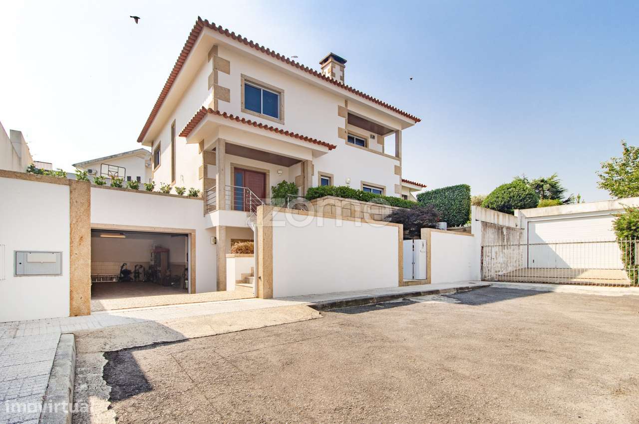 Moradia Individual T4 com garagem fechada em Lamaçães – Braga - Grande imagem: 2/48