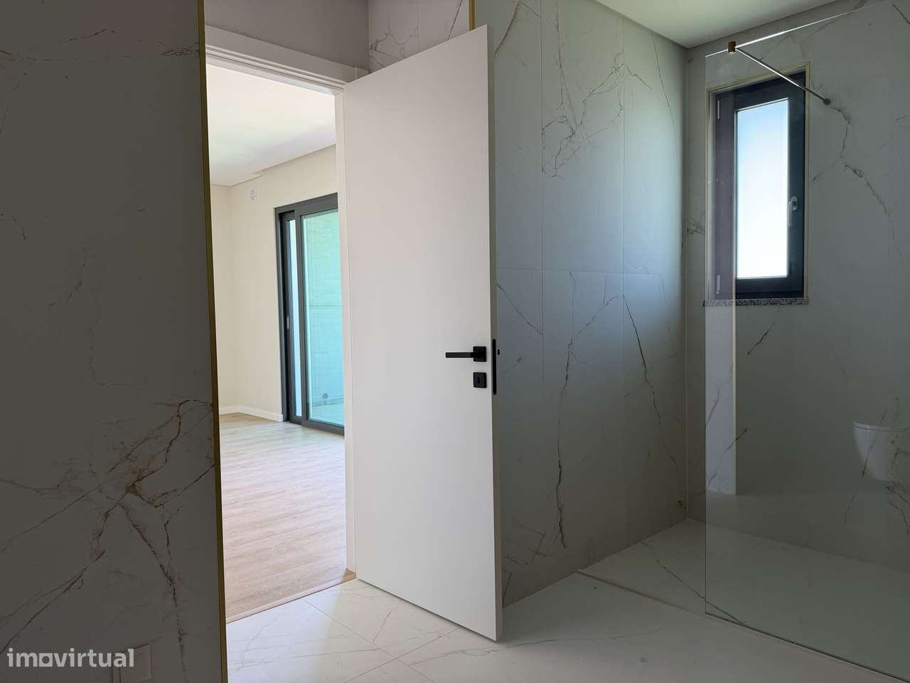 Moradia T4 com piscina, terraço e garagem em Ferreiras-6