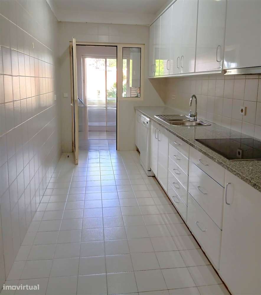 Apartamento T3 com Varanda junto à Praça do Império – Foz do Douro-10