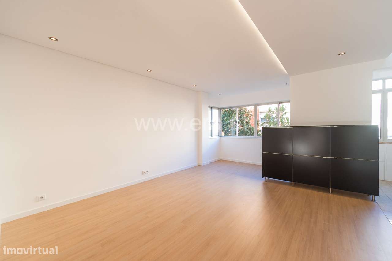 T2 Totalmente Remodelado a 5 Minutos do Metro — Odivelas-24