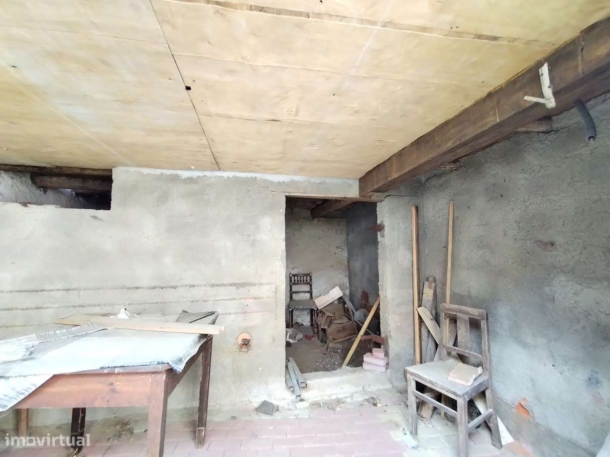 Duas Moradias / Restaurar / Gondemaria / Ourém - Grande imagem: 4/12