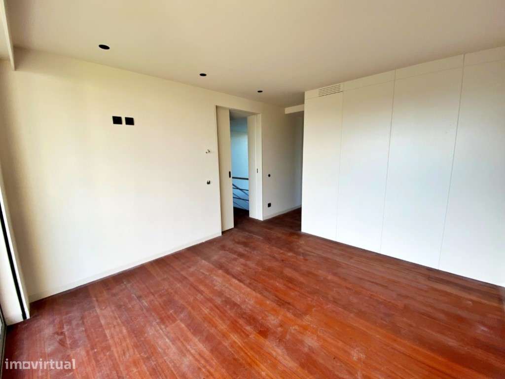 Moradia com elevador no centro da Trofa-12