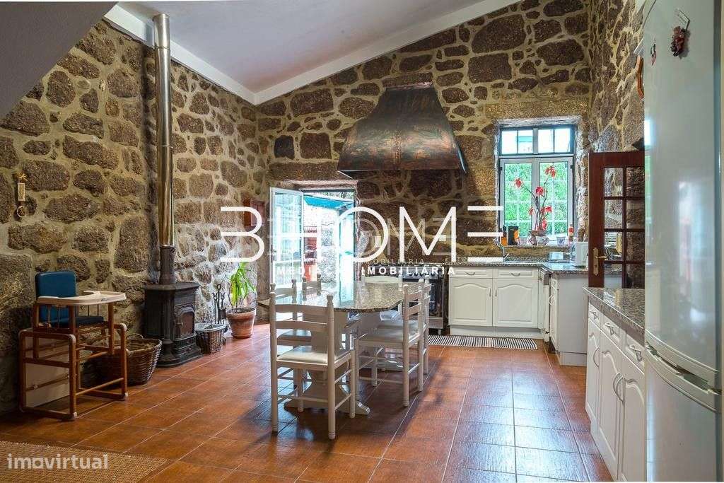 Propriedade com Casa em Pedra, T6, com piscina e campo de jogos-12