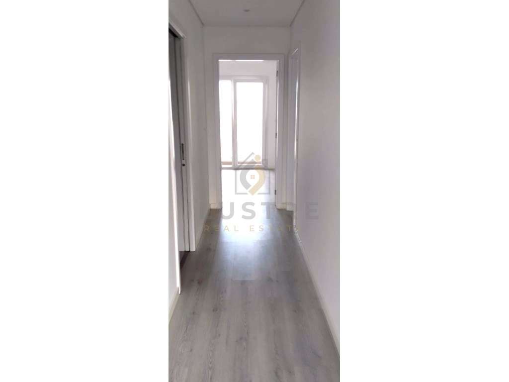 Apartamento T2 com varandas panorâmicas e parqueamento em Santa Mar...-8