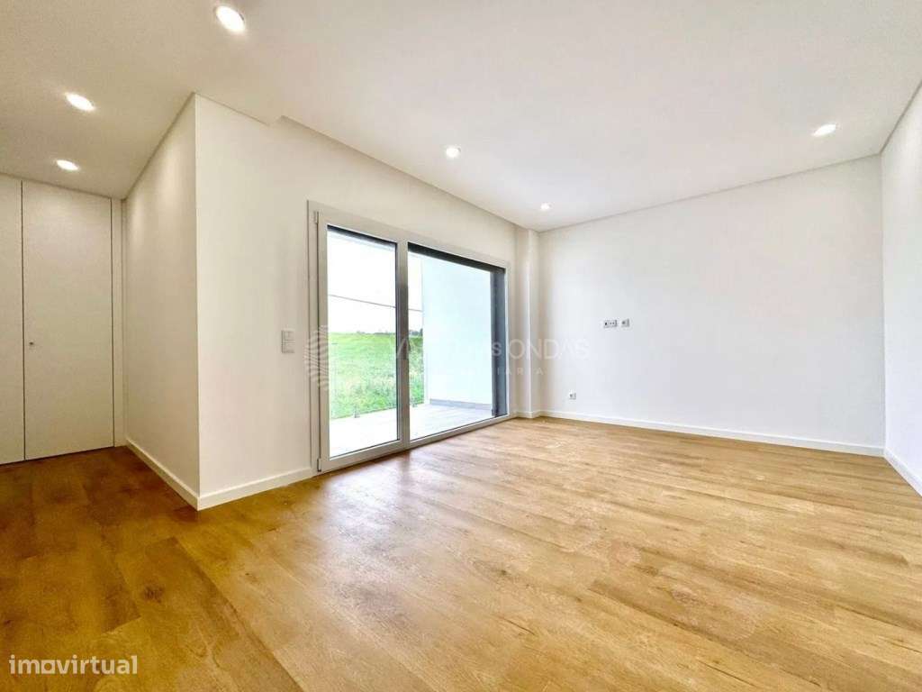 Moradia T4 de Luxo na Nova Urbanização da Caparica.-11