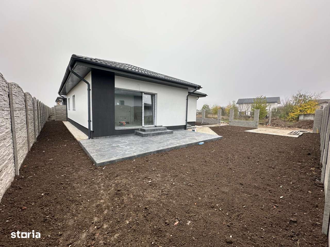 Casa cu inclazire in pardoseala si tamplarie tripan - Imagine principală: 4/20