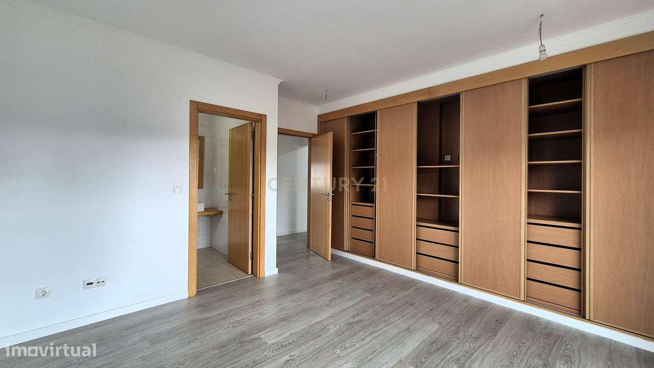 Moradia Isolada T5 de Arquitetura Moderna com Garagem – Quinta da Alem-12
