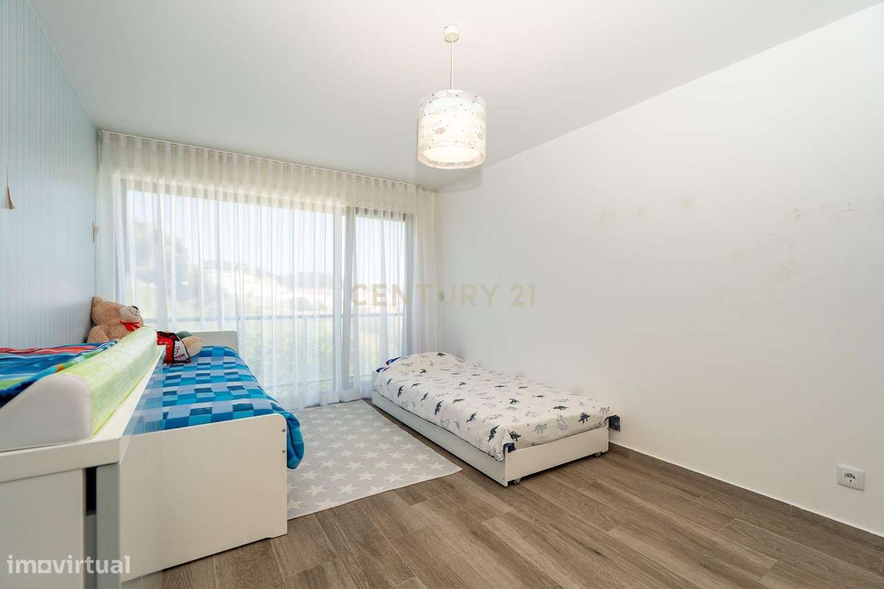 ** Moderna Moradia T4 c/ piscina e rooftop no condomínio privado "Vill-49