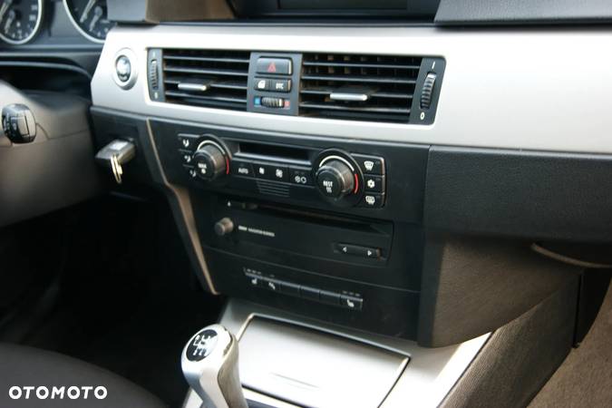 BMW Seria 3 318i - 35