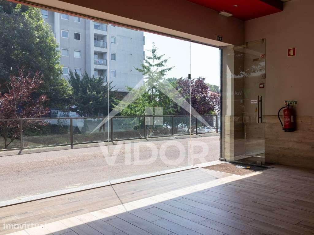 Loja pronta a ocupar na Avenida Fernão de Magalhães - Grande imagem: 4/14