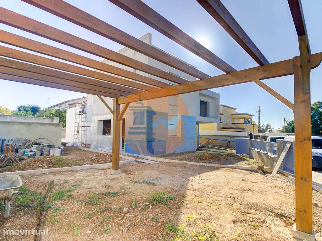 Moradia Isolada V4 com Piscina em Construção-5