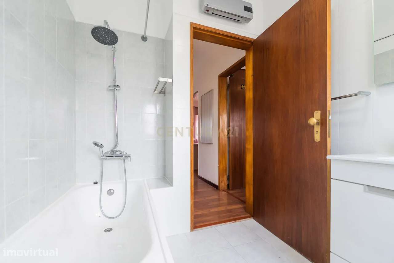 Propriedade com duas moradias geminadas-23