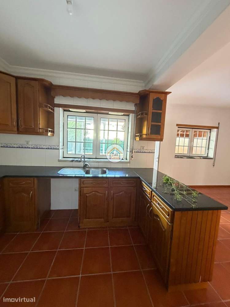 Moradia T4 no centro de Cantanhede com dois pisos e terraço.-26