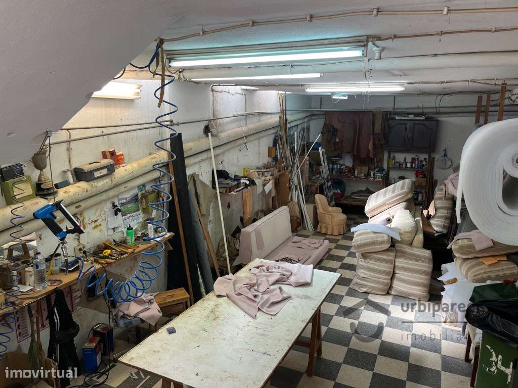 Loja em Oeiras com 400m2, com dois pisos, disponível.-17