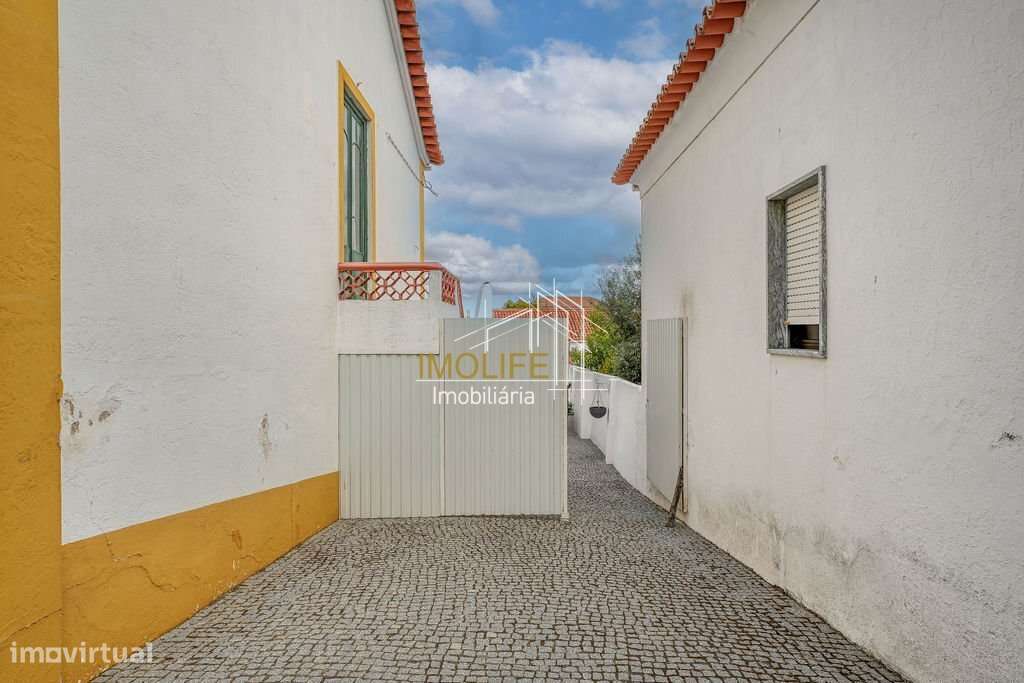 Excelente Moradia com dois pisos no centro do Vimieiro-46