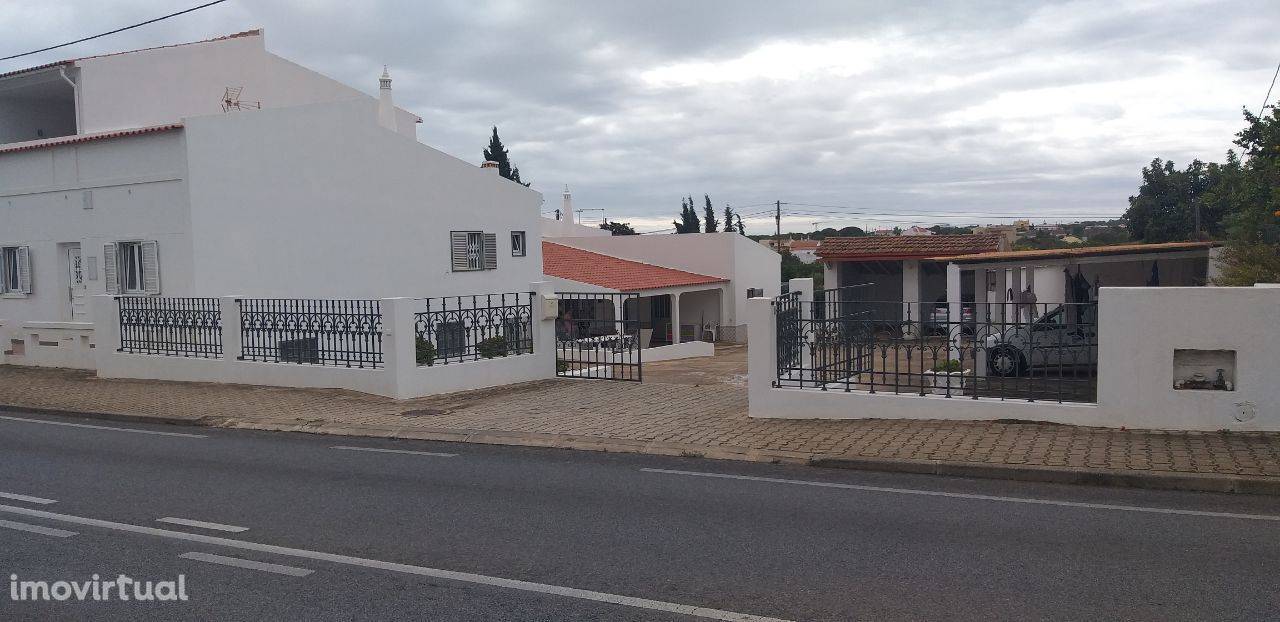 Conjunto de 2 moradias com anexos e terreno na zona de Vale Carro