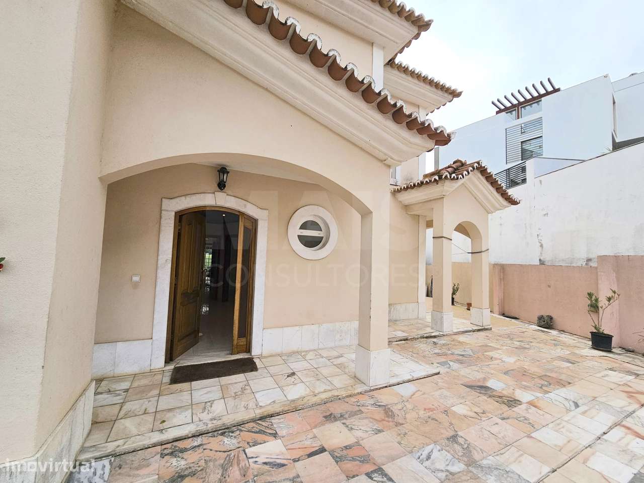 Moradia Geminada V4 com Logradouro e Estacionamento em Leceia - Oeiras - Grande imagem: 2/43