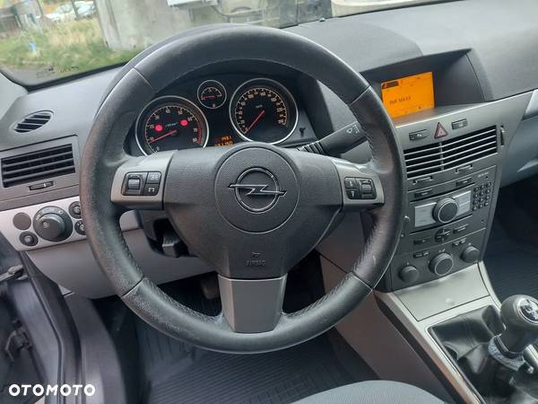 Opel Astra III GTC 1.6 Enjoy - 19