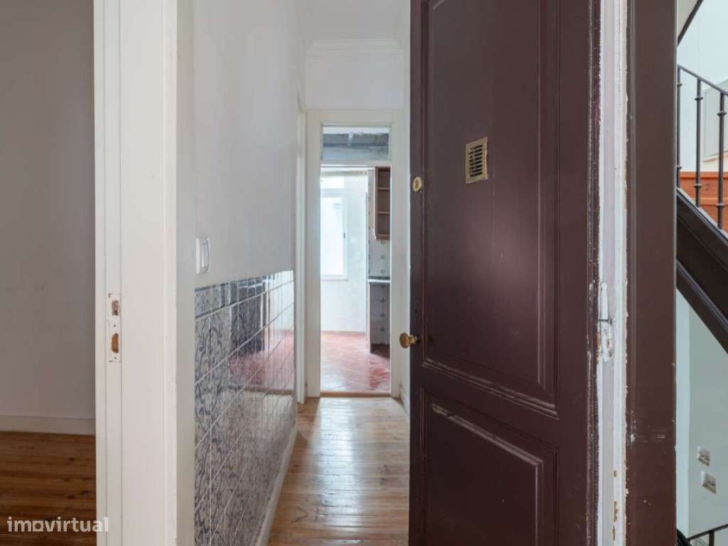 Prédio devoluto para obras em propriedade total em Campo de Ourique - Grande imagem: 4/31