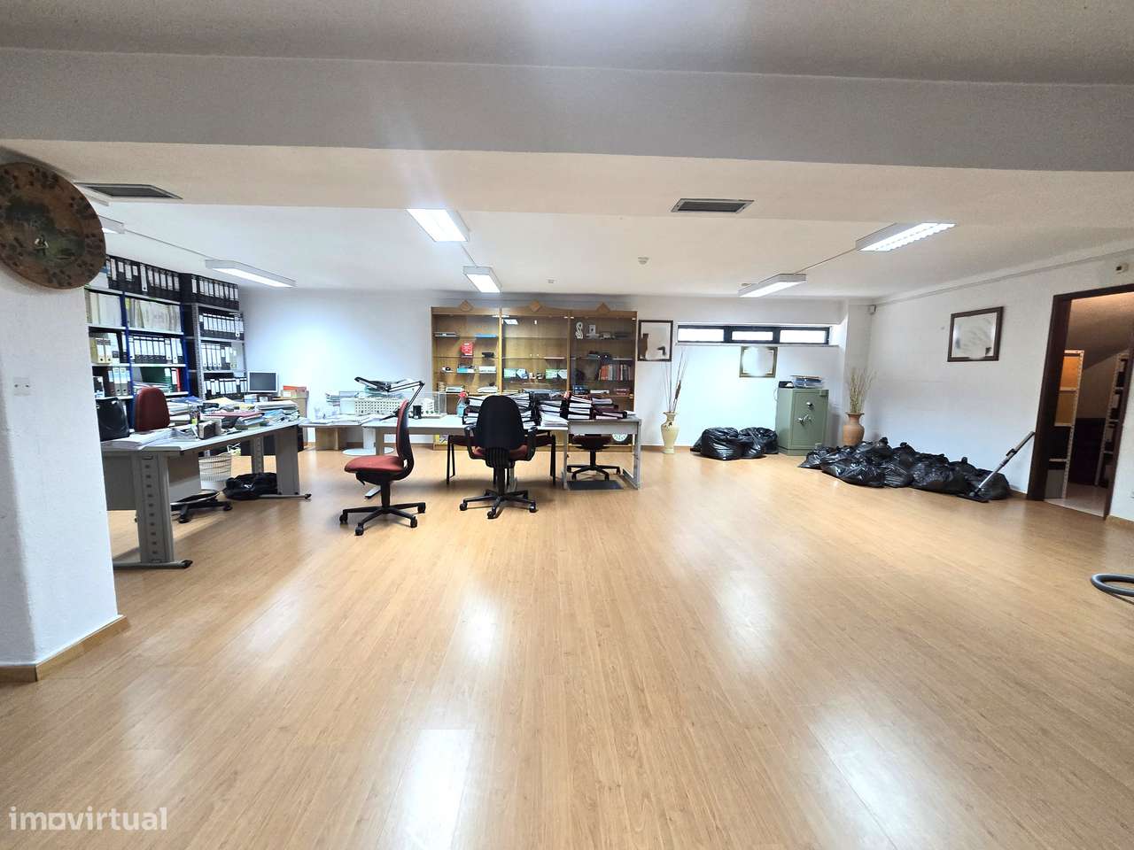 Espaço Comercial Versátil com 222m² – Excelência em Setúbal-22