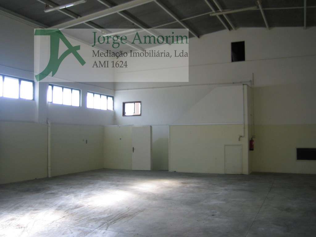 Armazém em zona industrial. 300 m2 . Pé dto 6 mt. Entra tir.
Cober... - Grande imagem: 2/5
