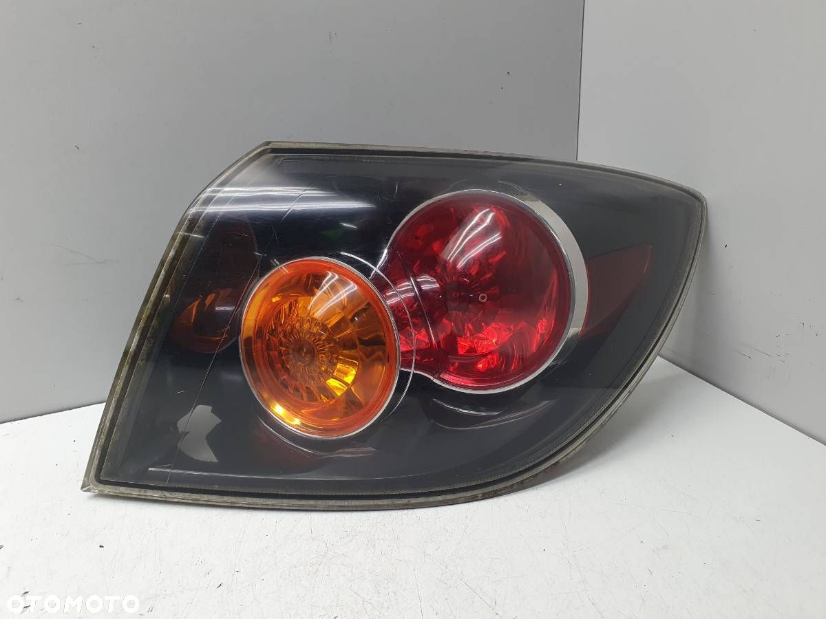 LAMPA TYŁ PRAWA W BŁOTNIK MAZDA 3 BK 2006 HB EU - 1