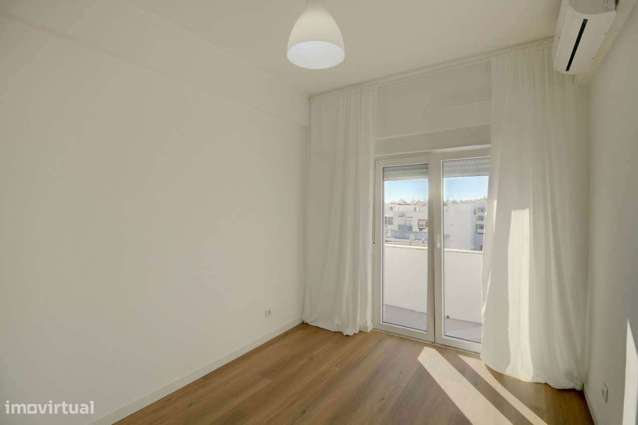Apartamento T3 Totalmente Renovado, mobilado e com Vista Mar em Olhão-15
