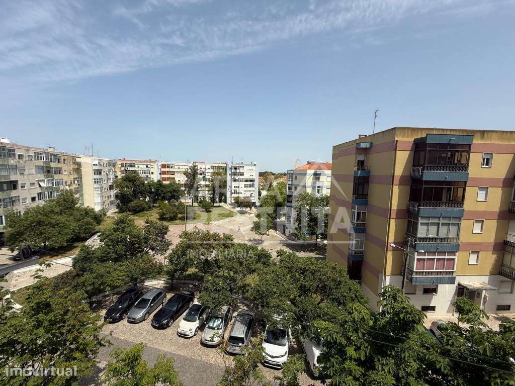 Apartamento T4 transformado em T3 no Laranjeiro-23