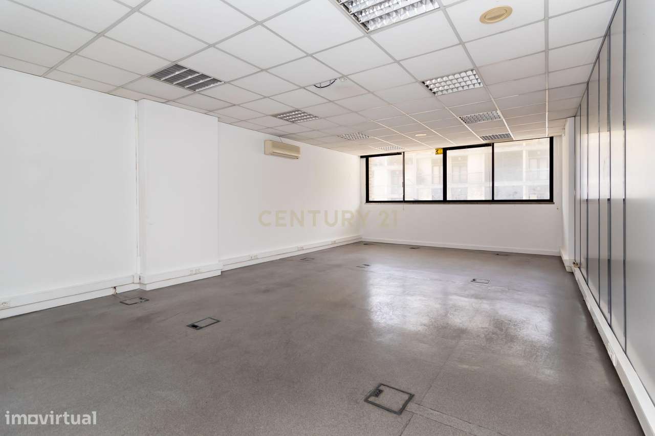 ESPAÇO COMERCIAL/SERVIÇOS com 311m2, para venda, no centro do Prior Ve-38